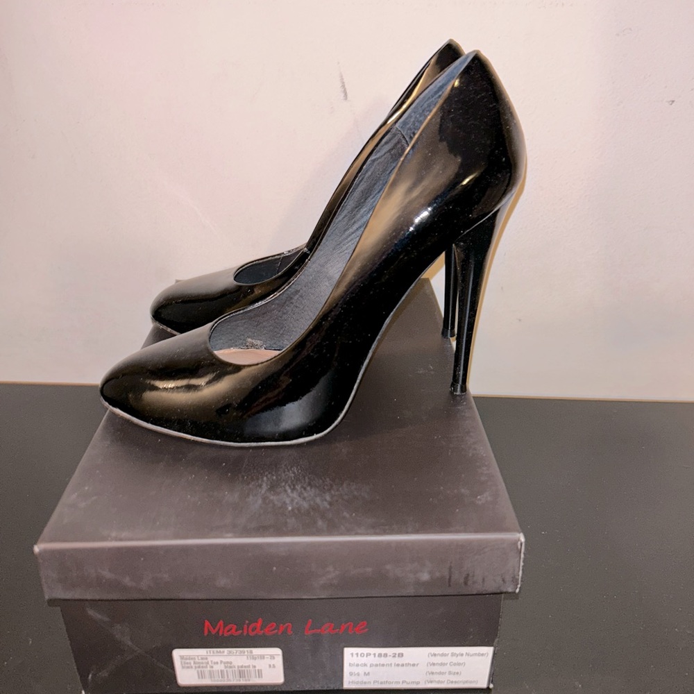 Classic black patent leather pumps, size 9 1/2